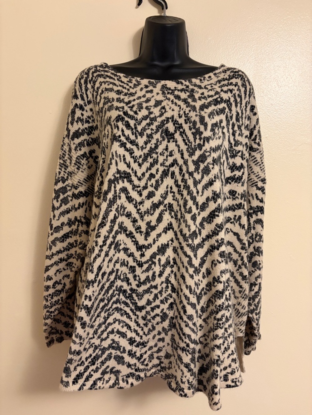 Westbound Woman Black & Cream Chevron-Style Knit Crewneck